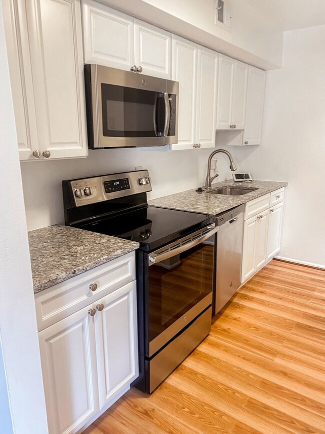 Building Photo - Stunning 3 Bed 2 Bath Condo In Much Sought After Sequoyah Community