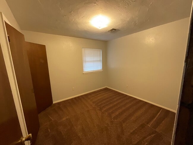 Building Photo - 3 Bed, 1 1/2 Bath, 1 Car Garage