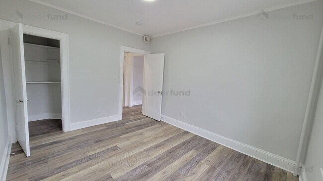 Building Photo - 1008 Main St