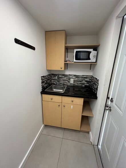 Building Photo - 570 SW 45th Ave