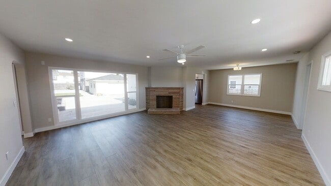 Building Photo - Big Bedrooms,  Great Yard!