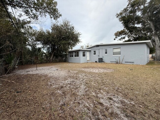 Building Photo - Spacious 3 bedroom 2 bath home with garage  Coming Soon!