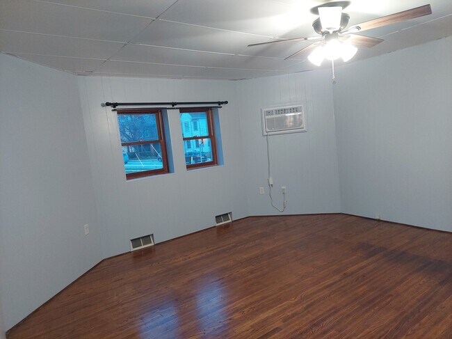Building Photo - 11 N Wade Ave