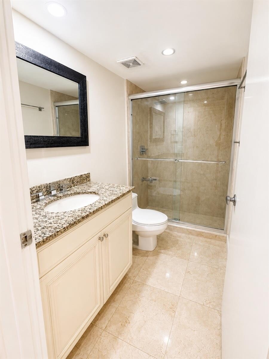 Building Photo - 520 Brickell Key Dr