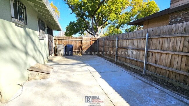 Building Photo - 3BR / 1.5BA Duplex – Water, Sewer, Trash & Gardener Included – Pet Friendly