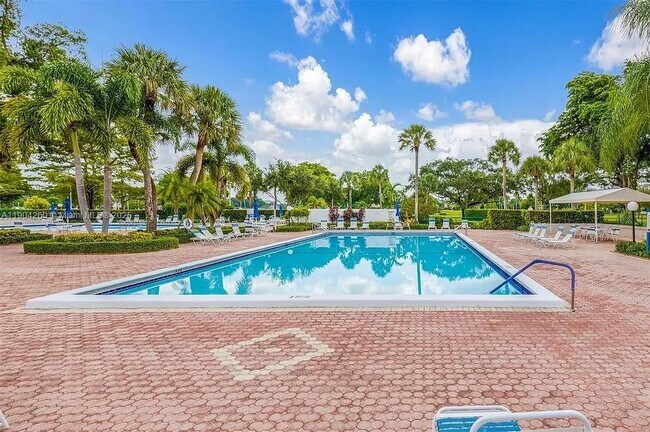 Building Photo - 550 Oaks Ln