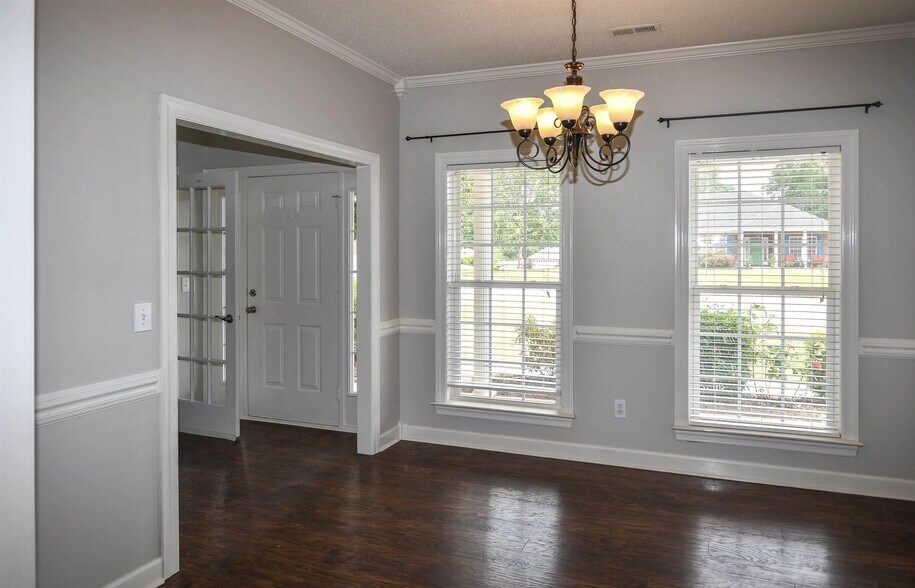 Building Photo - 105 Knotting Pl