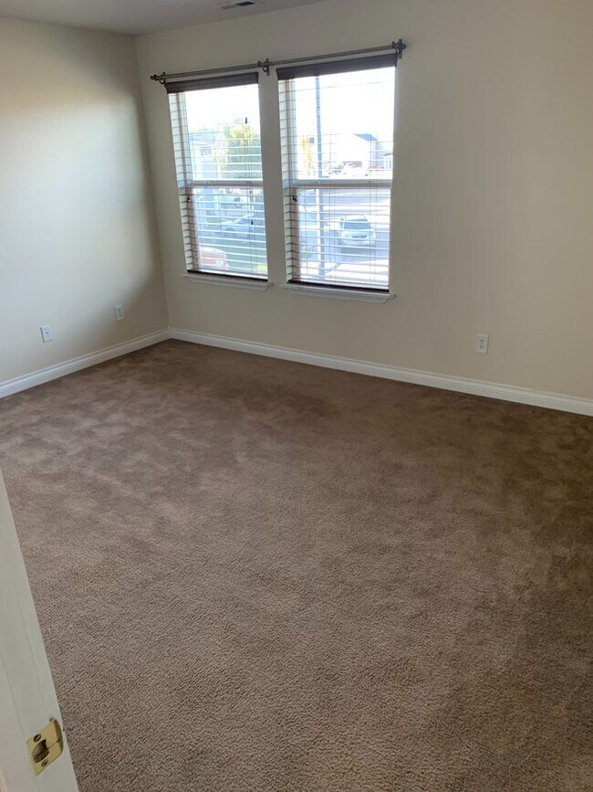 Building Photo - Newer home in the Sawtooth Lakes Neighborh...