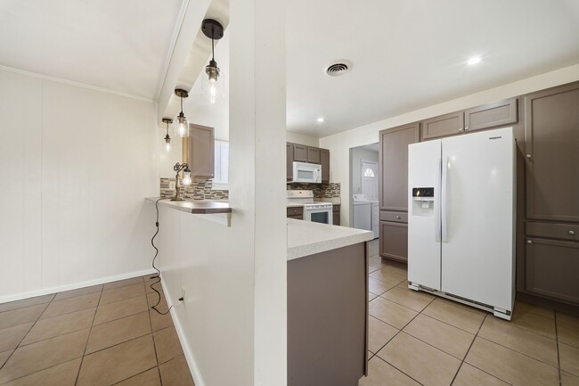 Building Photo - Spacious 4 bedroom/2 Bath Ranch Style Home