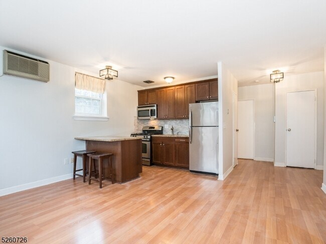 Building Photo - 48 Elm St