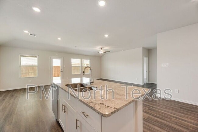 Building Photo - 3904 High Valley Dr