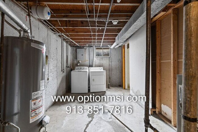 Building Photo - Freshly updated townhome in KCK