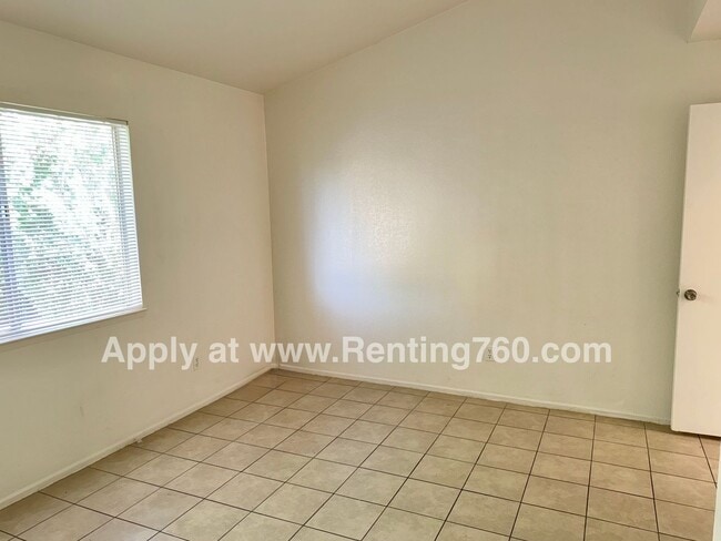 Building Photo - Spacious 2 Bed 1 Bath Home With Indoor Lau...