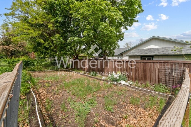 Building Photo - Desirable Rancher style home located in Ce...
