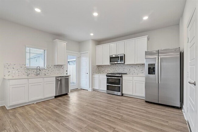 Building Photo - 10638 Whitejacket