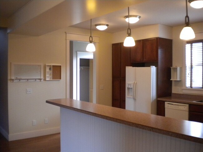 Building Photo - R4492