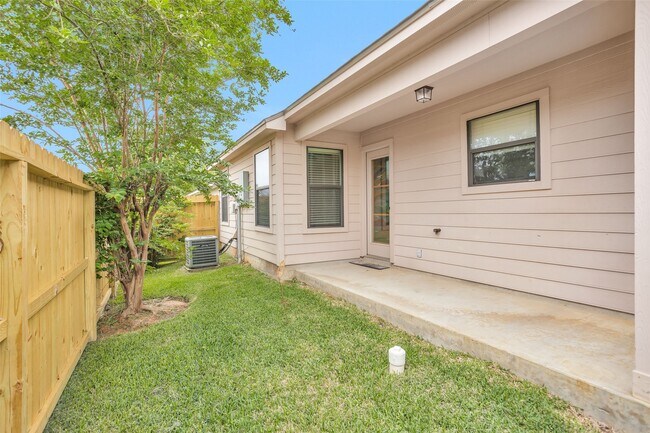 Building Photo - 119 Golfview Ct