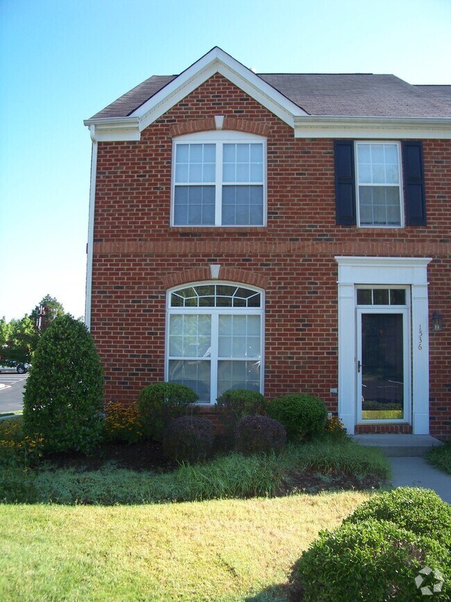 Building Photo - Spacious End Unit Town Home in Glen Allen