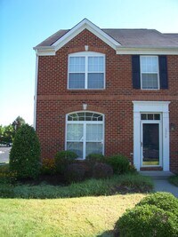 Building Photo - Spacious End Unit Town Home in Glen Allen