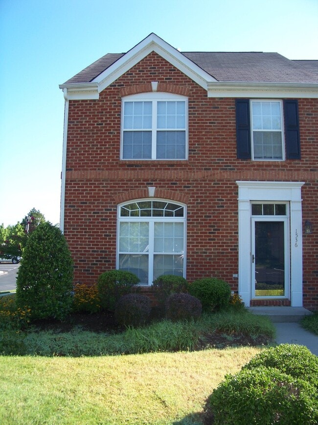 Primary Photo - Spacious End Unit Town Home in Glen Allen