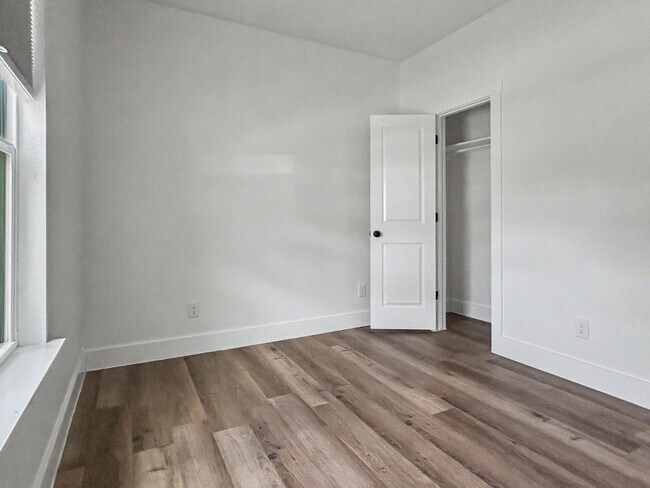 Building Photo - Modern 3-Bedroom Home Near Downtown
