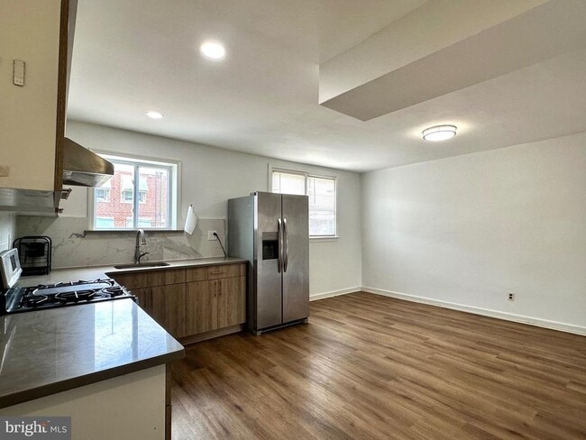 Building Photo - 2129 Longshore Ave