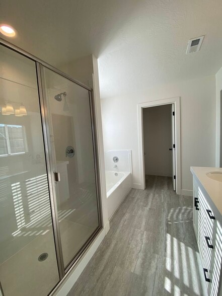 MASTER BATH - 4572 E Fall Harvest Rd