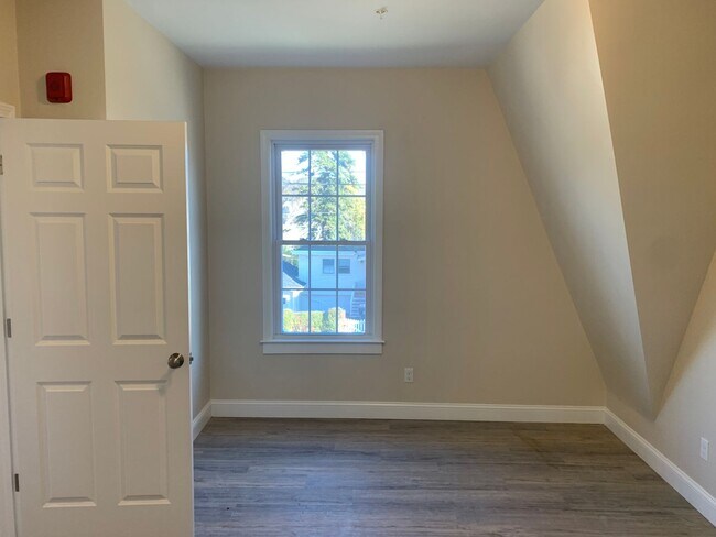 Building Photo - 129 Kenoza Ave