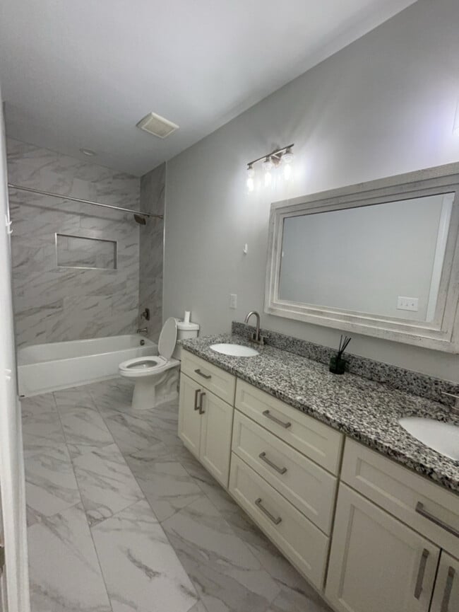 Building Photo - !! SPECIAL HALF OFF SECOND MONTHS RENT!!! Modern Charm Meets Classic Comfort in This Renovated 3-...