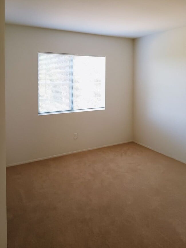 Building Photo - Stunning Two-Story 3 Bedroom, 2.5 Bath Hom...