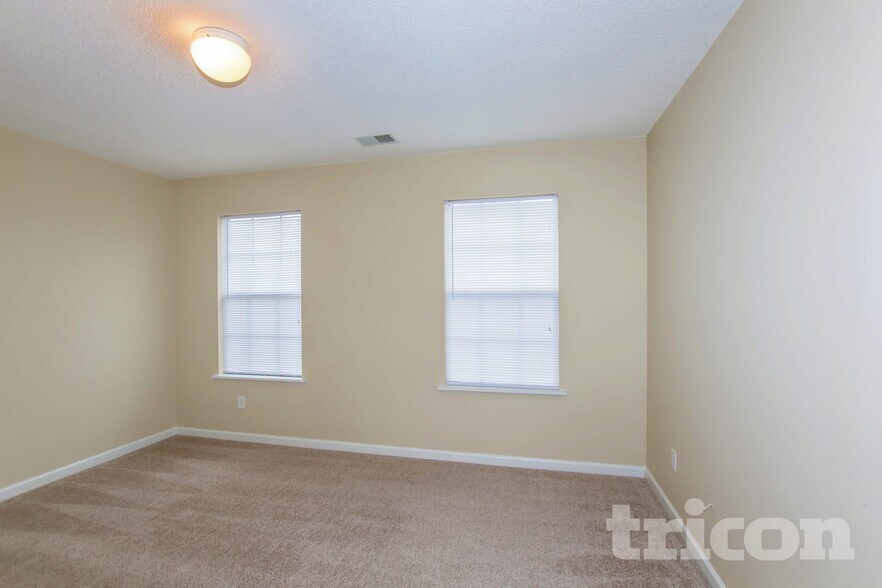 Building Photo - 104 Flyer Ct