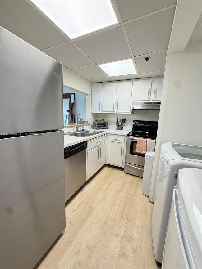 Building Photo - 540 Brickell Key Dr