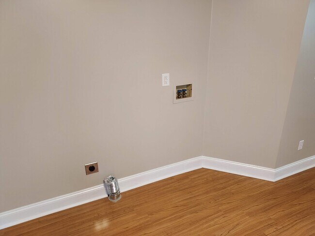 Building Photo - 120-122 Scotch Ct