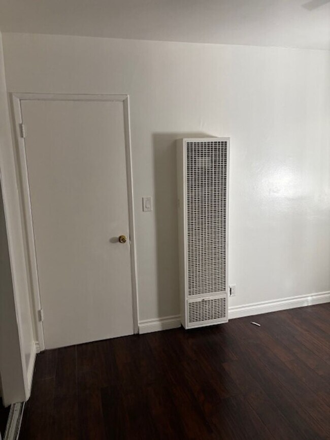 Building Photo - Spacious 1-Bedroom Apartment in Van Nuys – Second floor