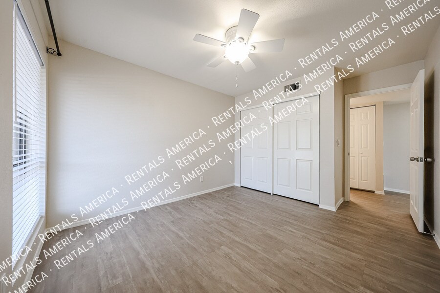 Building Photo - 1716 E Redfield Rd