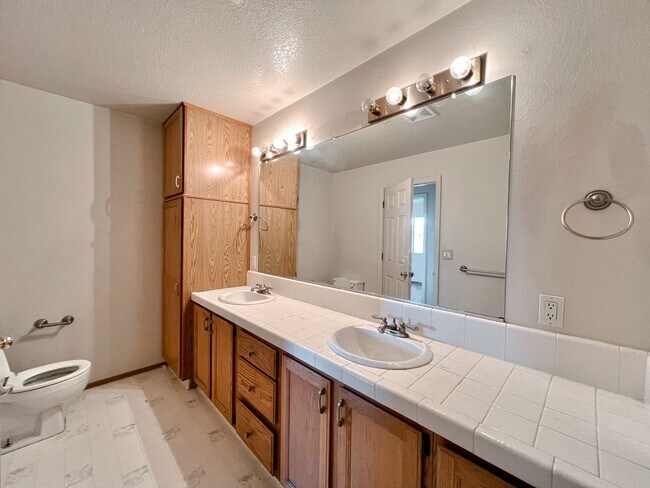 Building Photo - Beautiful South St Home