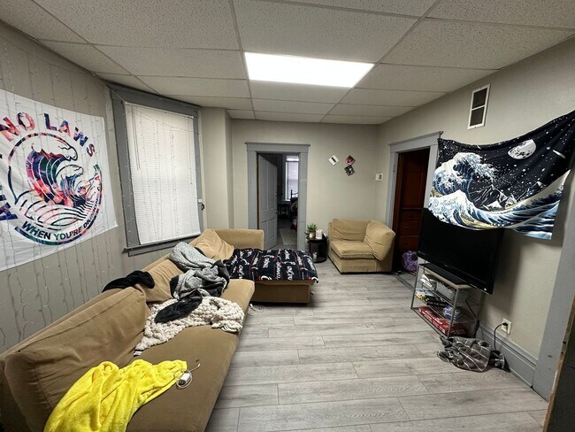 Building Photo - 4 Bedroom House Available Next to UC Campus