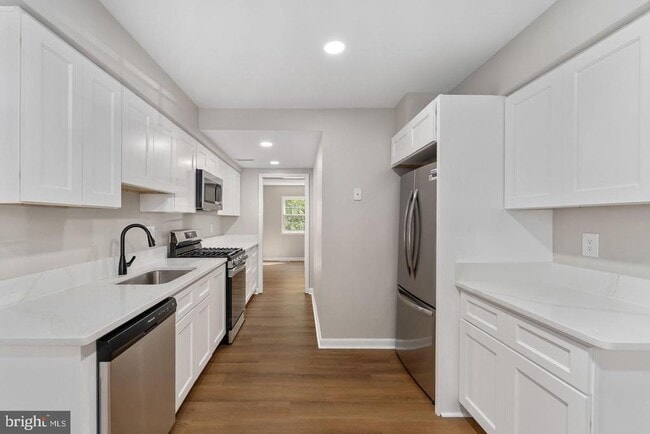 Building Photo - 14843 Emberdale Dr
