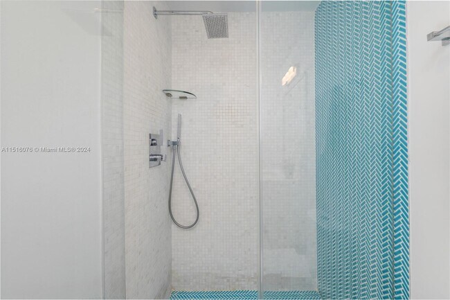 Building Photo - 424 E Dilido Dr