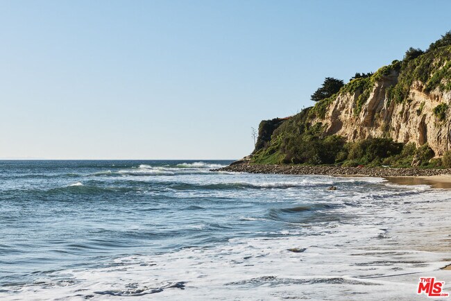 Building Photo - 6715 Fernhill Dr