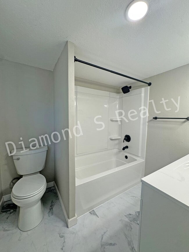 Building Photo - Charming and Clean 2 Bedroom Home Availalbe!