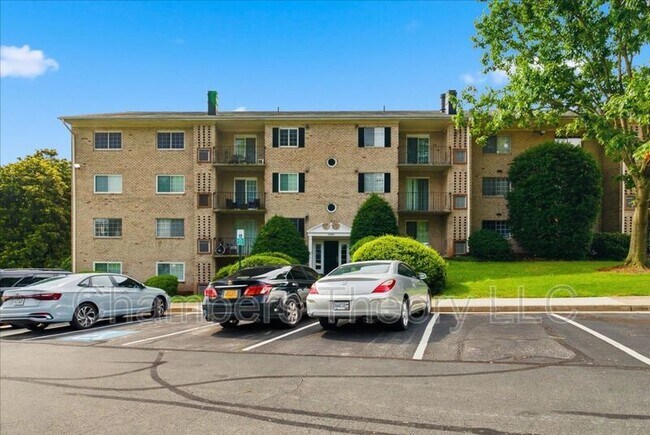 Building Photo - 1521 Colonial Dr