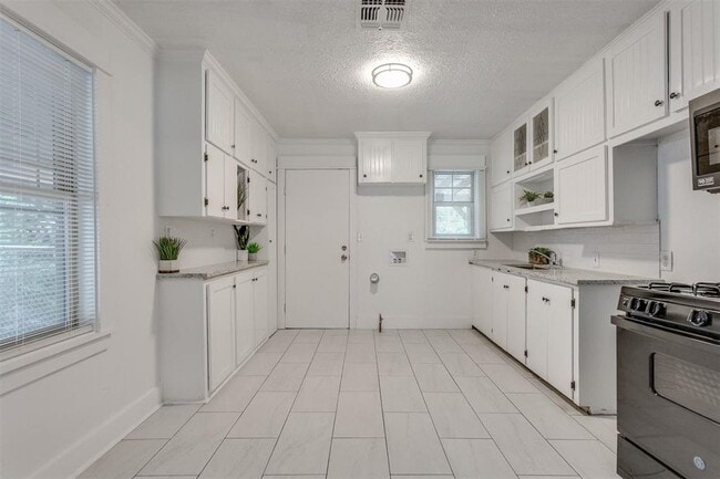 Building Photo - 516 E Rickenbacker Dr