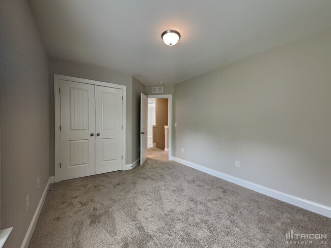 Building Photo - 653 Lakemont Dr