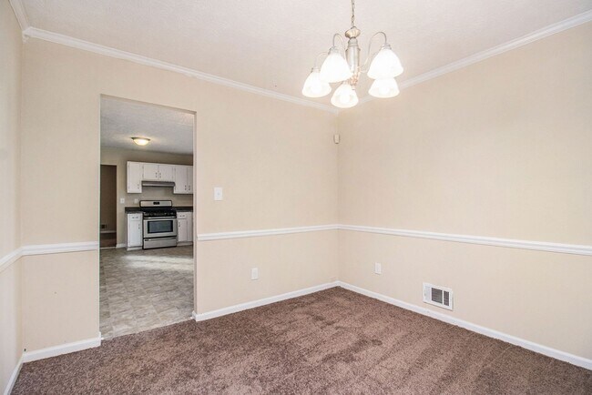 Building Photo - 4 Bedroom 2.5 Bath Home