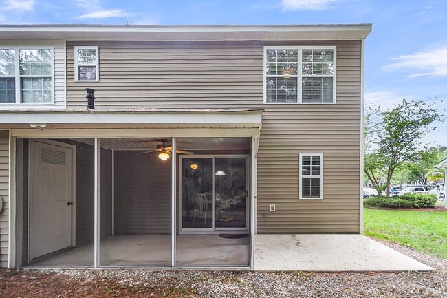 Building Photo - Spacious Townhome Prime Location!