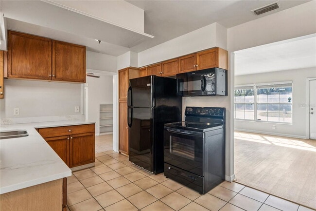 Building Photo - 1470 Overlea St