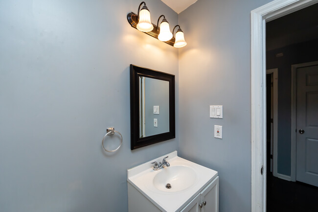 Building Photo - 4713 Belle Plaine Dr