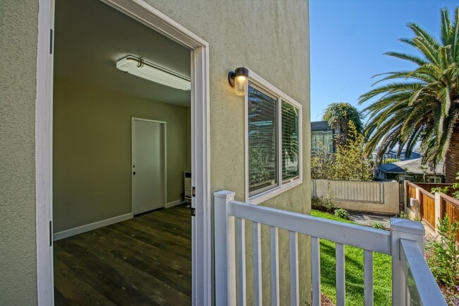 Building Photo - NEWLY REMODELED, SPLIT-LEVEL 3BR2BA DUPLEX...