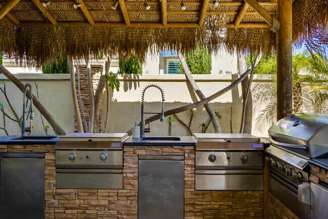 Building Photo - Beautiful 4 bedroom, 4.5 bathroom Home in the Varadero Community